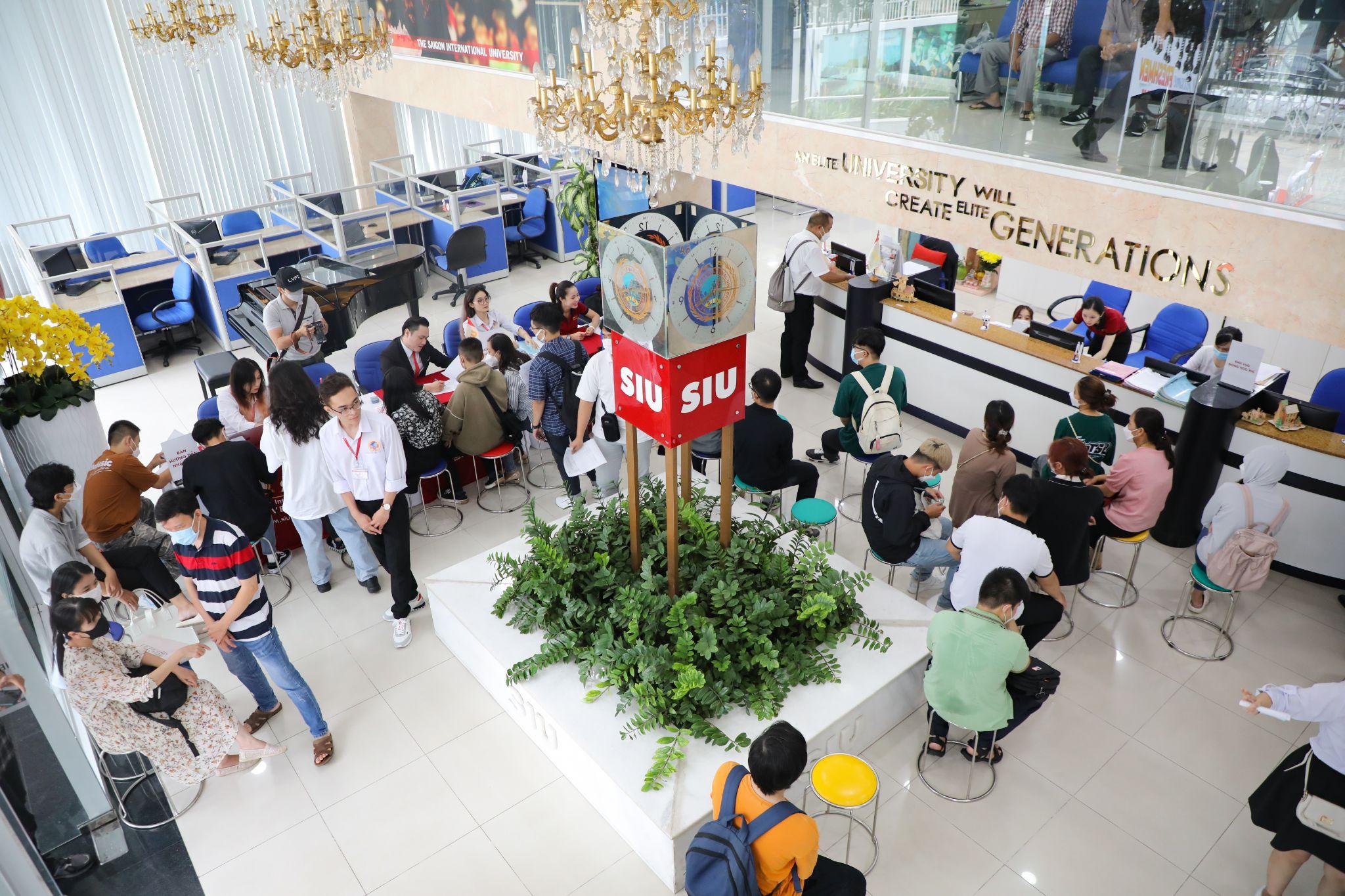 Rực rỡ sắc màu ngày “gặp mặt” tân sinh viên SIU