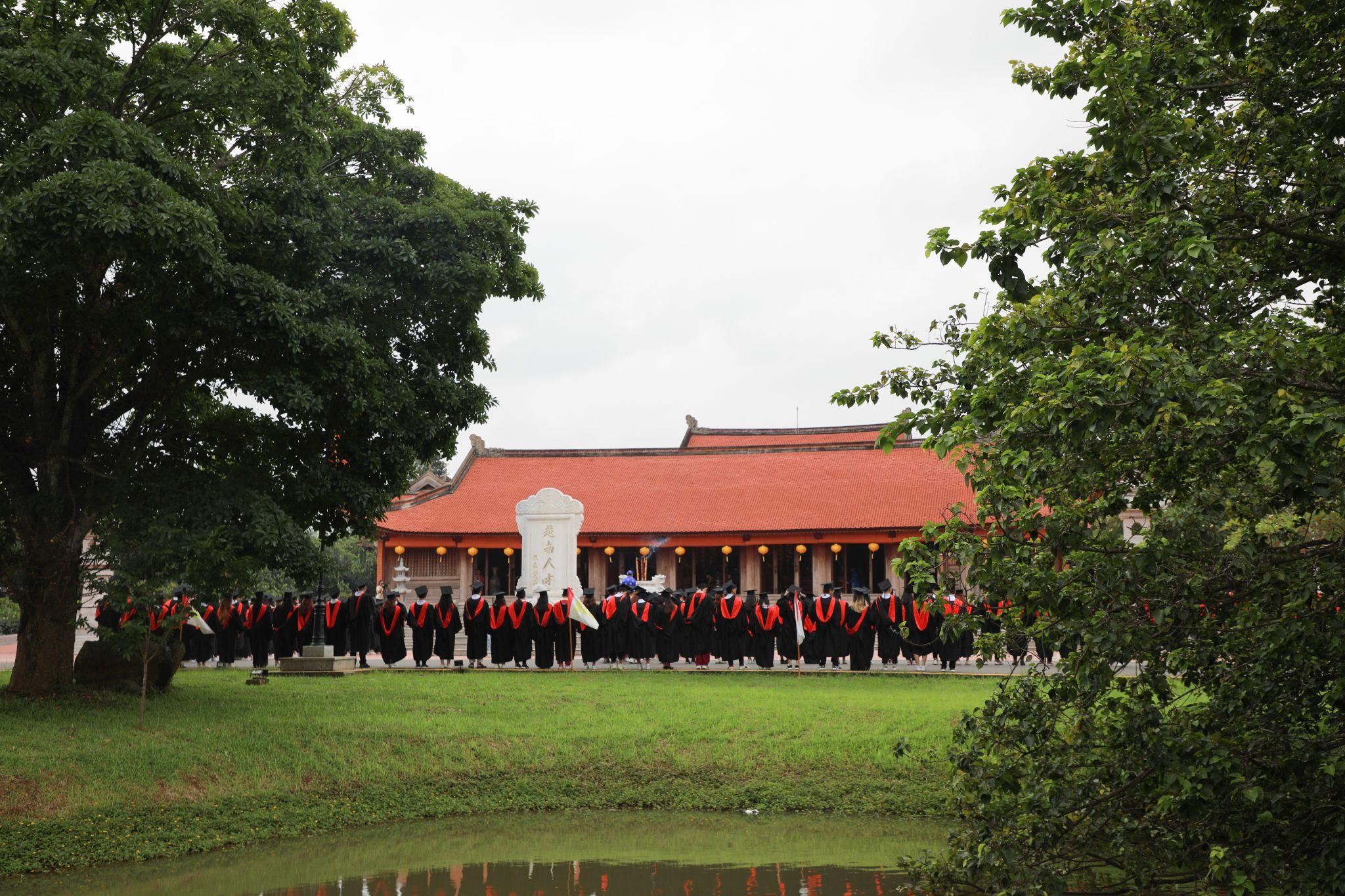 Hướng về cội nguồn, vững bước tương lai