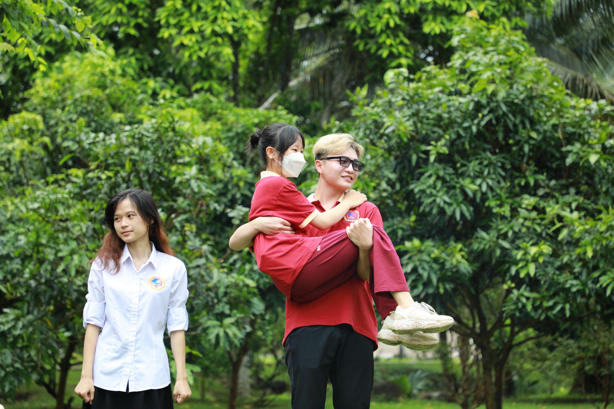 “SIUers” đi trại không ngại mưa nắng