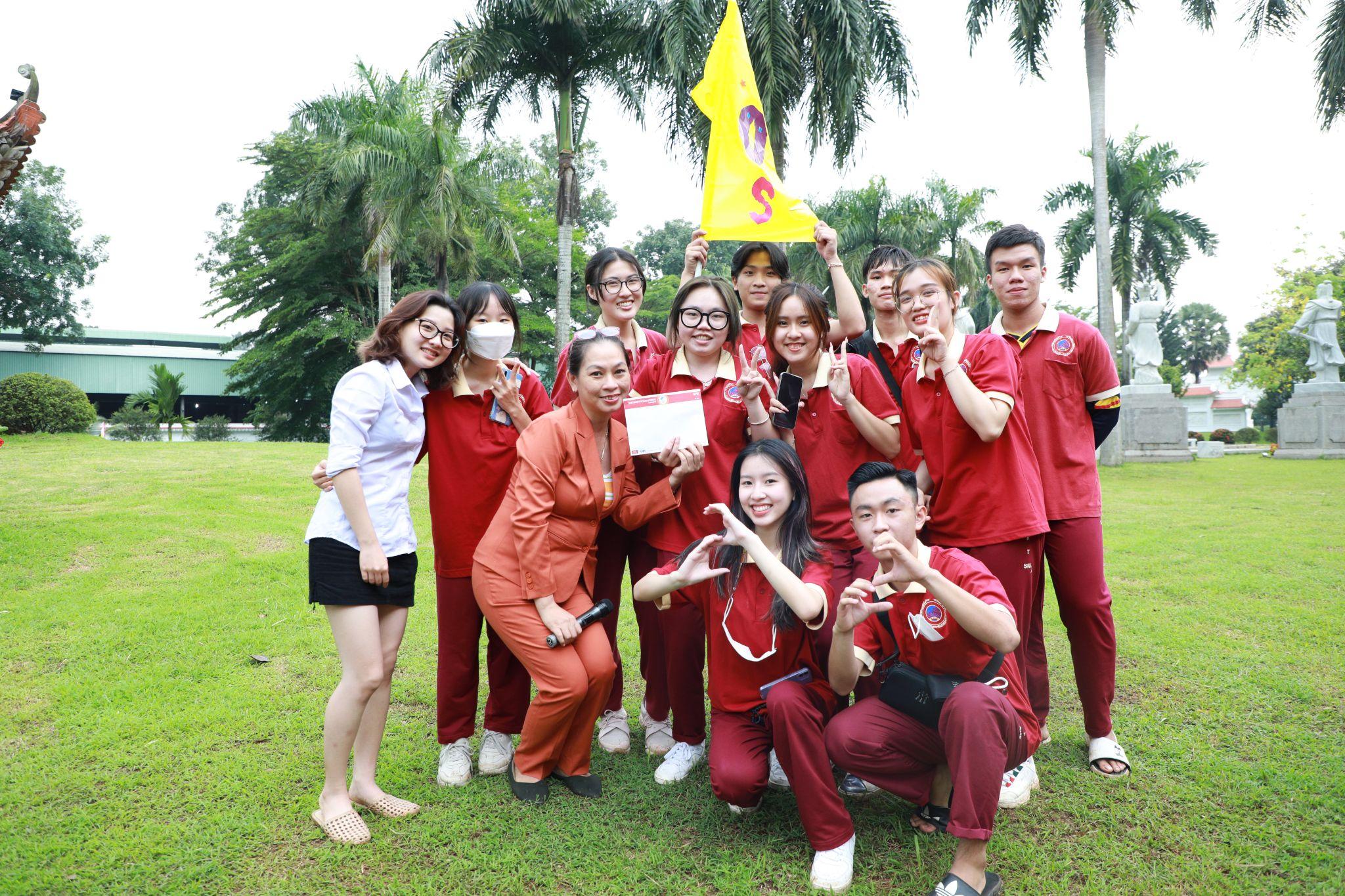 “SIUers” đi trại không ngại mưa nắng