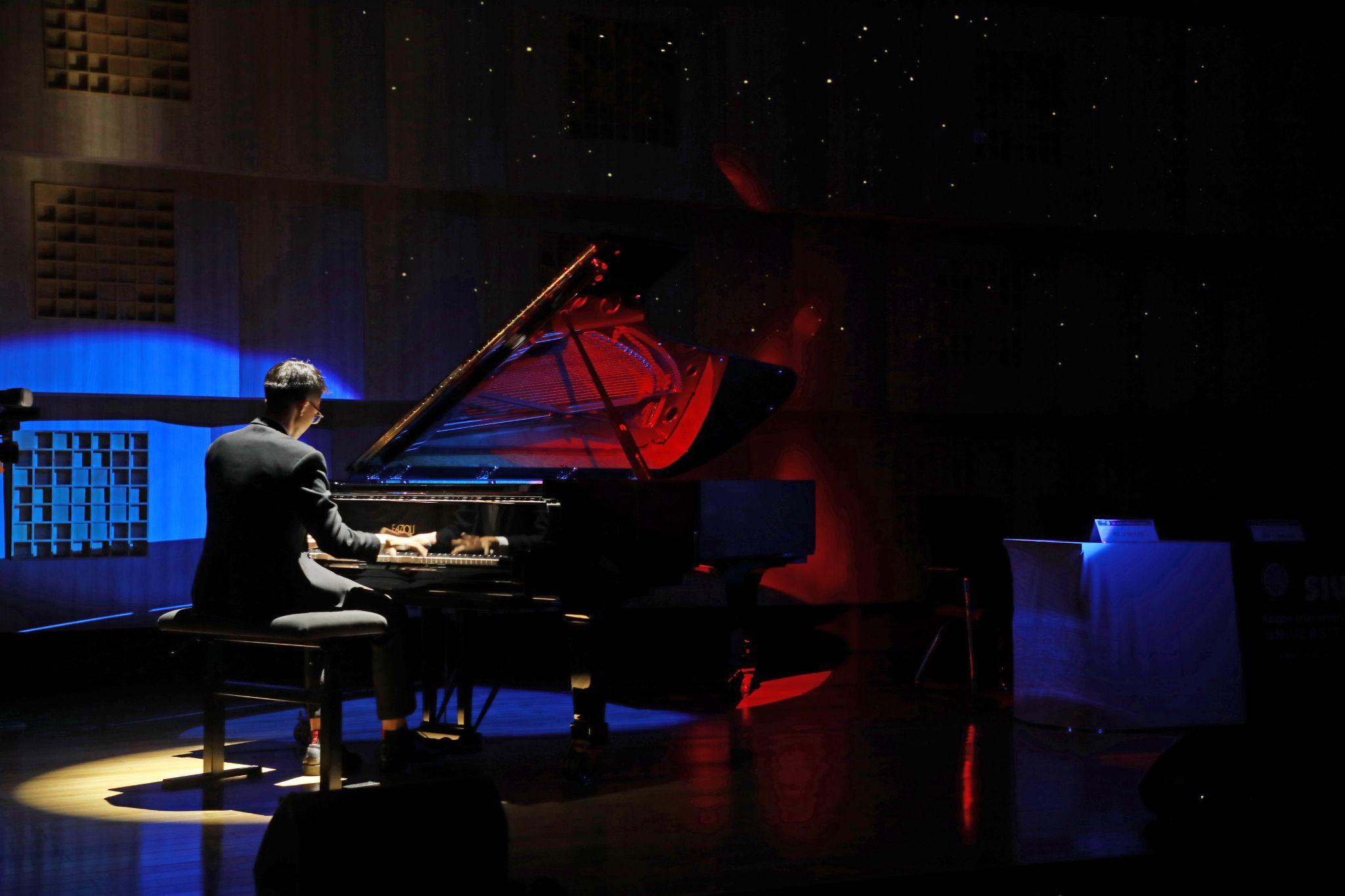 Ấn tượng những “khúc dạo đầu” cuộc thi Piano SIU 2022