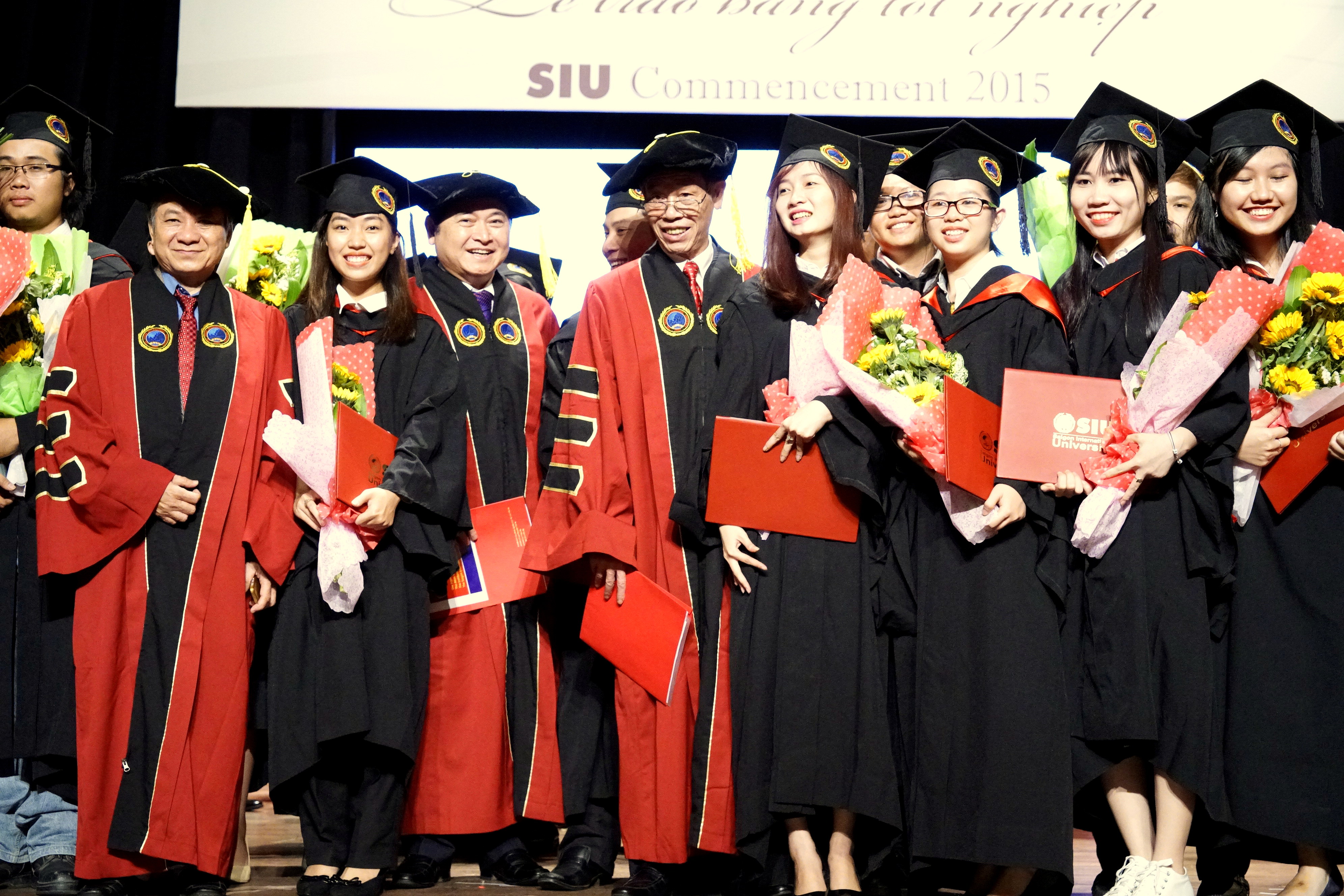 SIU vinh danh và chúc mừng tân cử nhân tại Nhà hát TPHCM