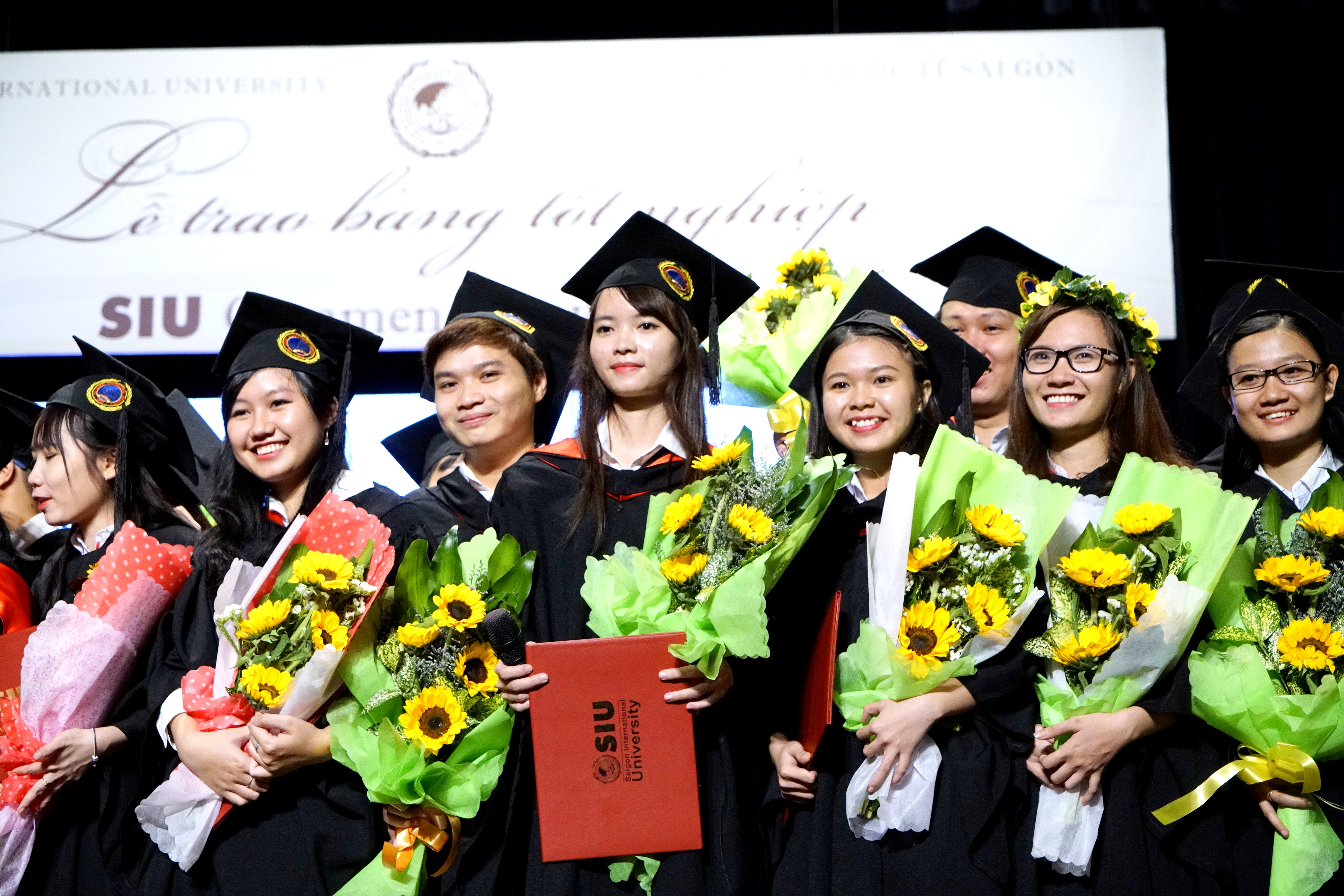 SIU vinh danh và chúc mừng tân cử nhân tại Nhà hát TPHCM