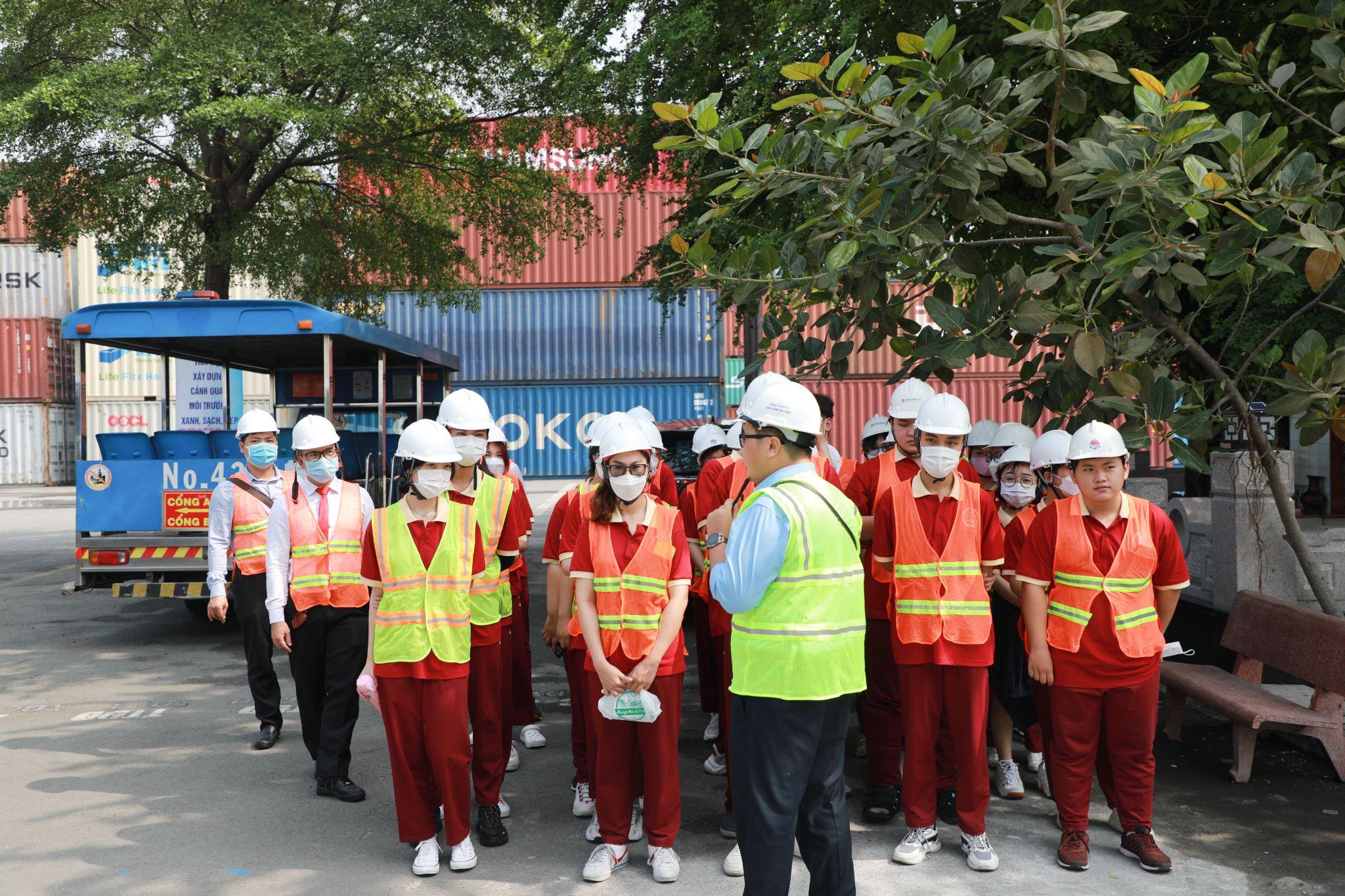 Lĩnh hội kiến thức logistics qua buổi học thực tế tại Tân Cảng - Cát Lái