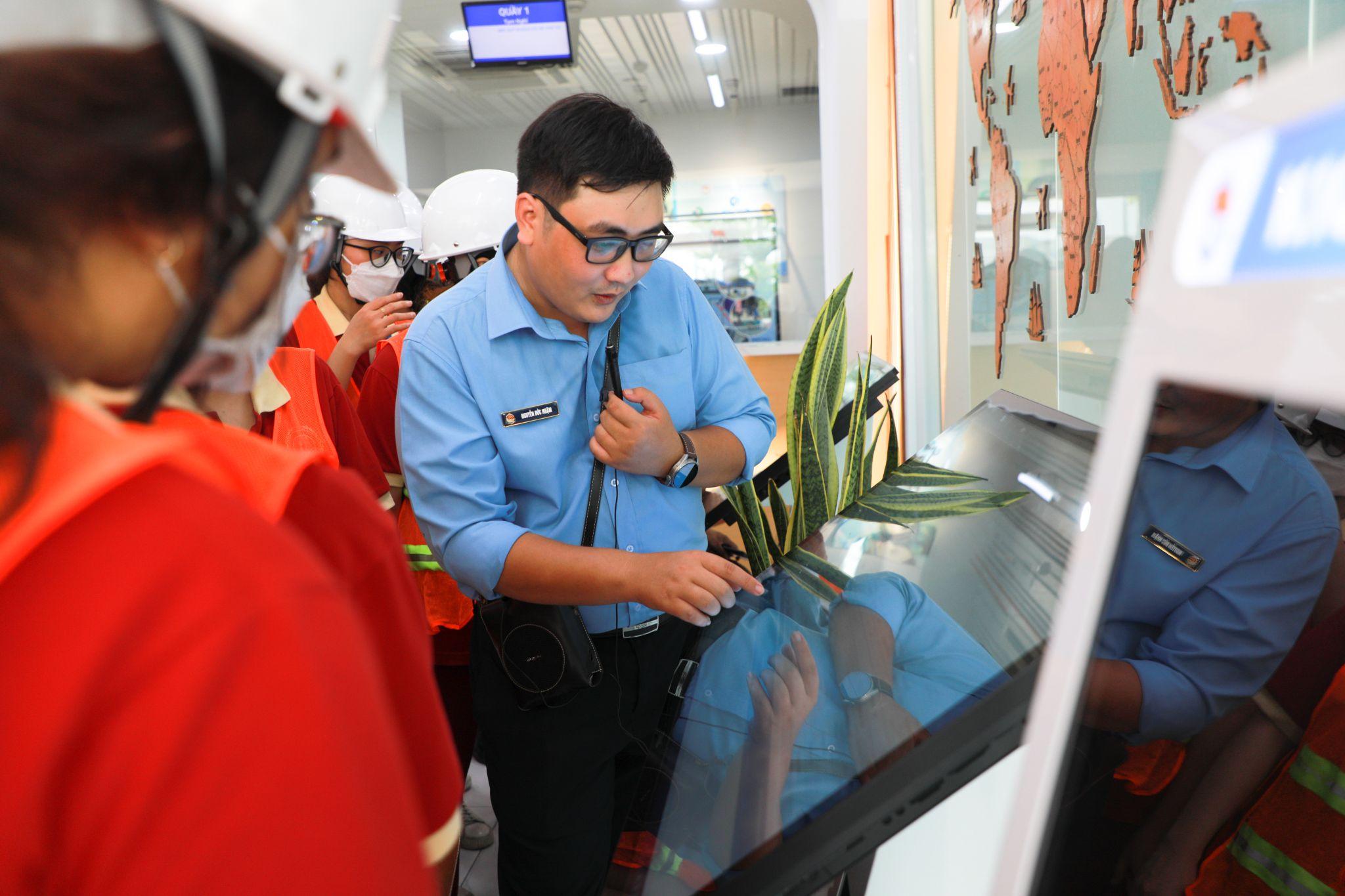 Lĩnh hội kiến thức logistics qua buổi học thực tế tại Tân Cảng - Cát Lái