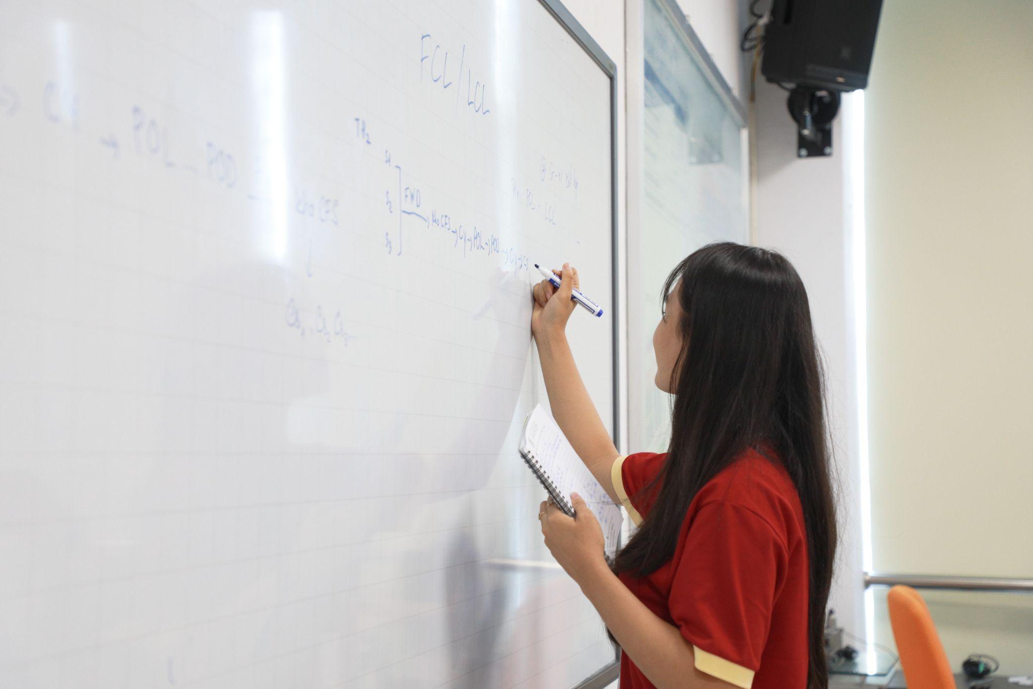 Lĩnh hội kiến thức logistics qua buổi học thực tế tại Tân Cảng - Cát Lái